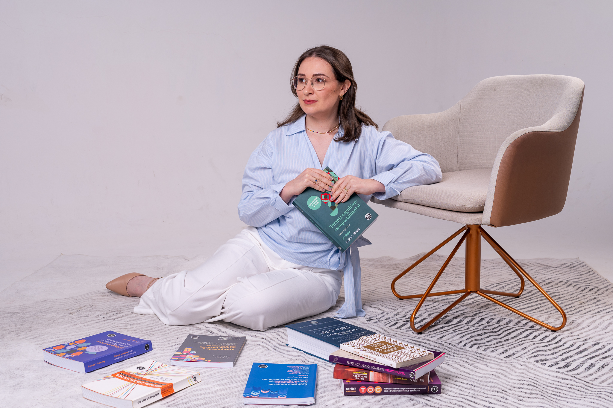 Eduarda Tartari com livros de terapia cognitivo-comportamental