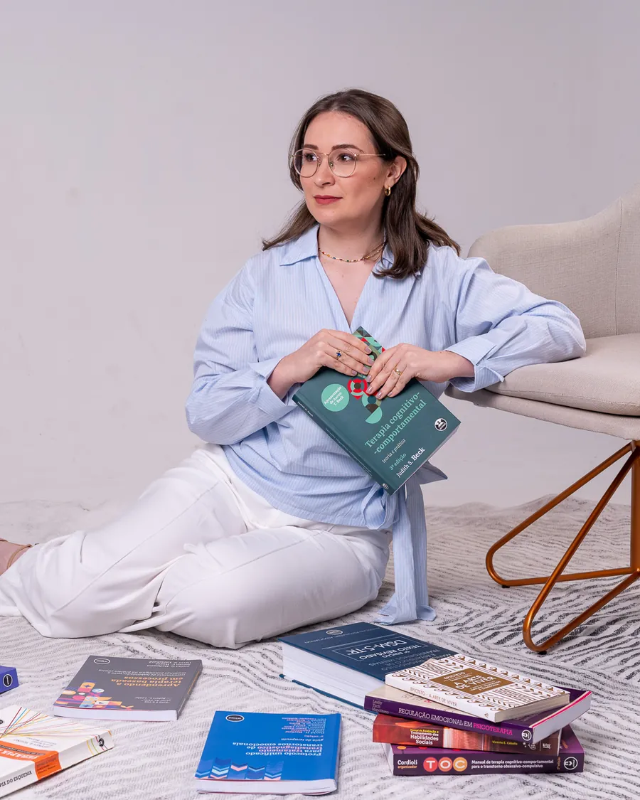 Eduarda Tartari com livros de terapia cognitivo-comportamental