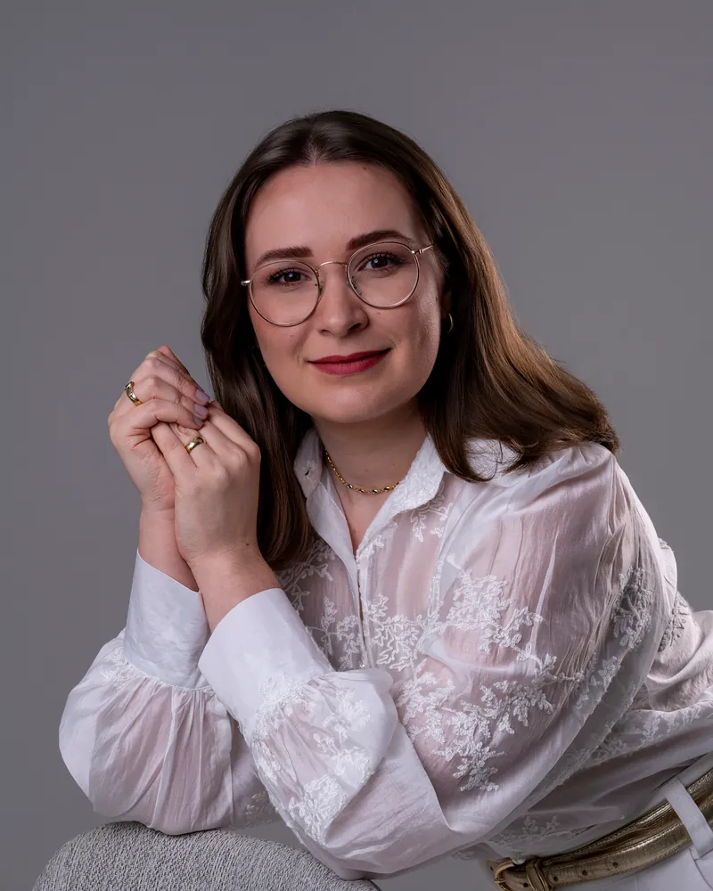 Psicóloga Eduarda Tartari, especialista em ansiedade, sorrindo
